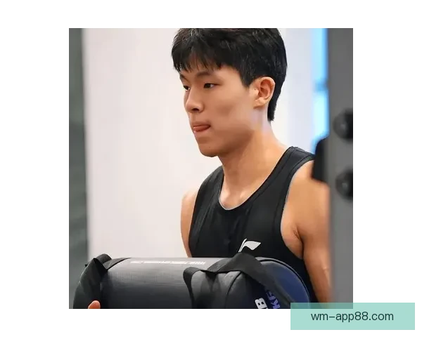 杨瀚森混音队巧妙运用英文数数干扰对手发球技巧赢得比赛